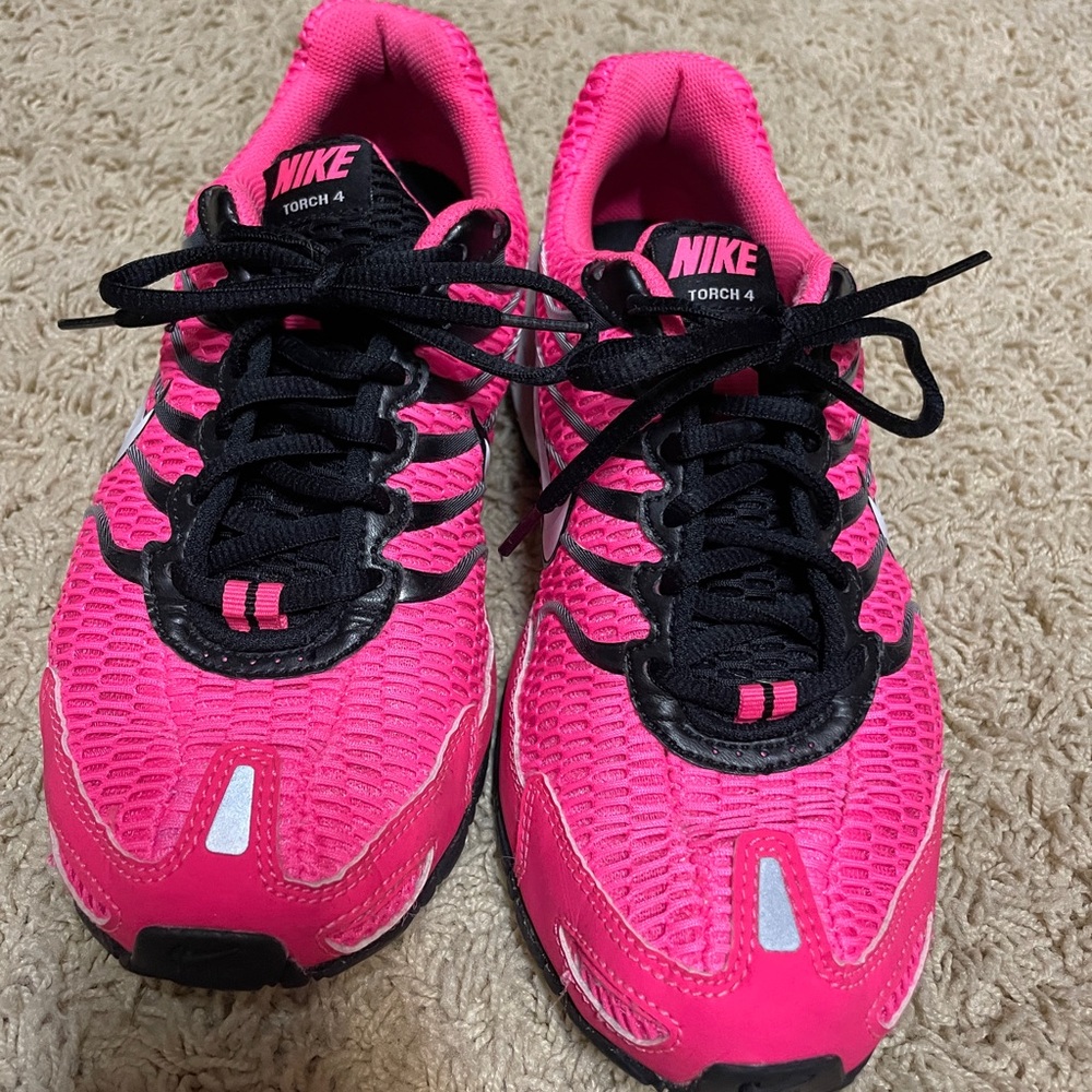 Nike hot pink tennis shoes